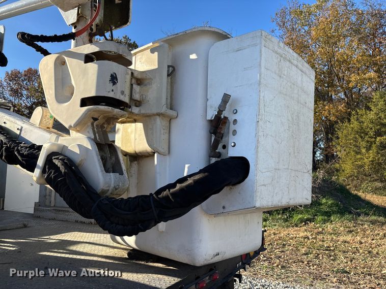 image for item EV3281 2010 Ford F550 Super Duty bucket truck