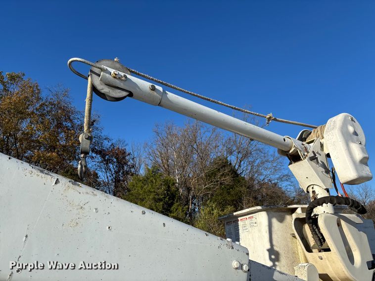 image for item EV3281 2010 Ford F550 Super Duty bucket truck