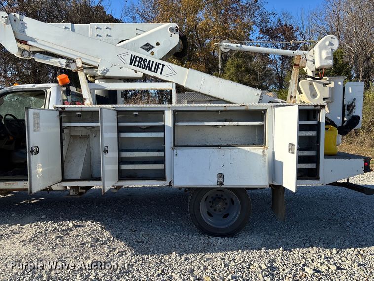 image for item EV3281 2010 Ford F550 Super Duty bucket truck
