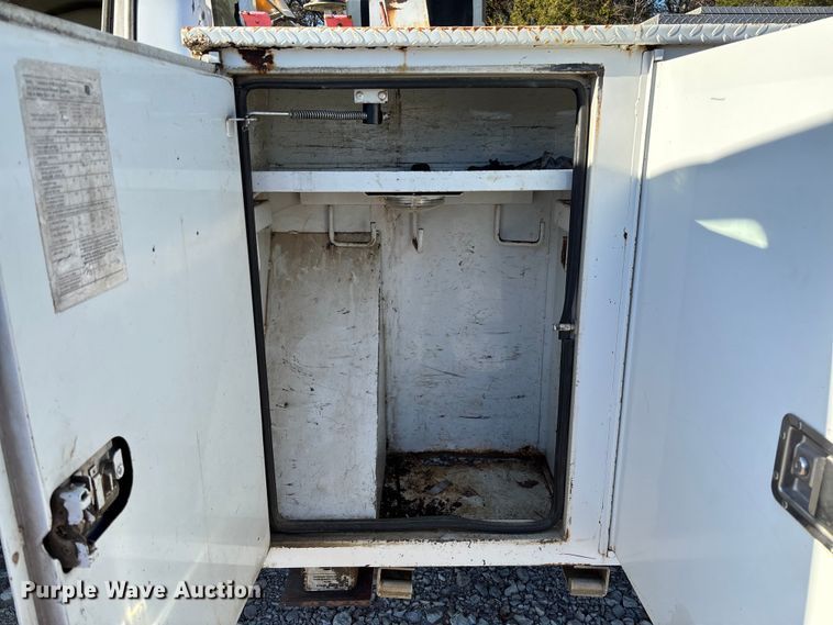 image for item EV3281 2010 Ford F550 Super Duty bucket truck