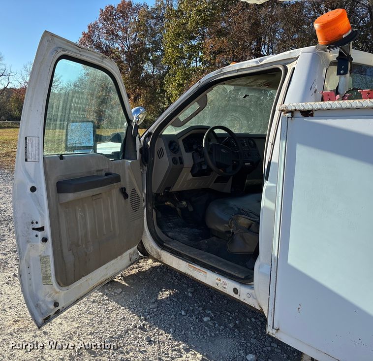 image for item EV3281 2010 Ford F550 Super Duty bucket truck