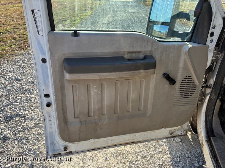 image for item EV3281 2010 Ford F550 Super Duty bucket truck