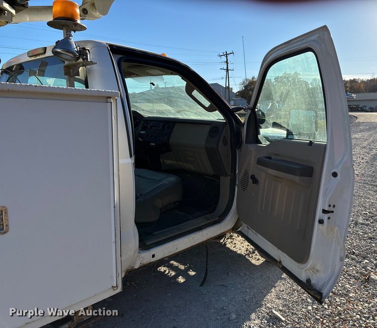 image for item EV3281 2010 Ford F550 Super Duty bucket truck