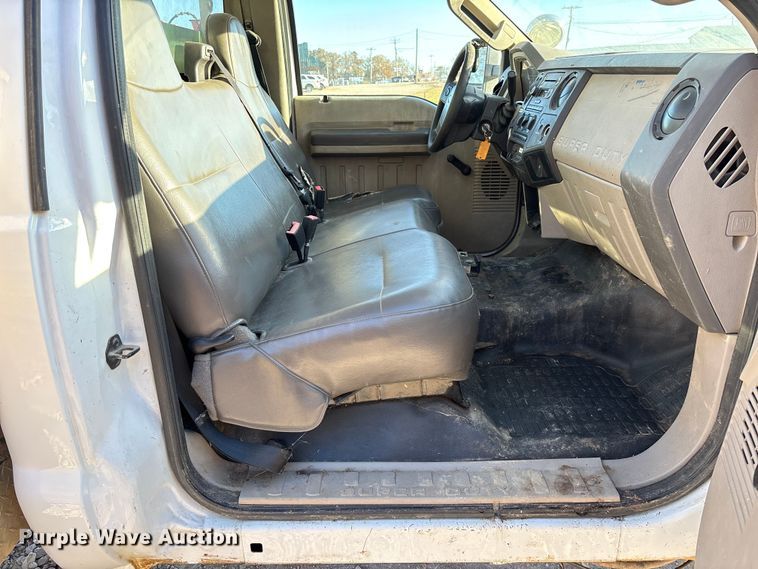 image for item EV3281 2010 Ford F550 Super Duty bucket truck