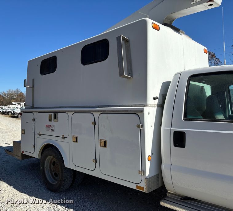 image for item EV3282 1999 Ford F450 Super Duty bucket truck