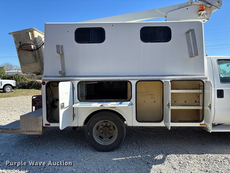 image for item EV3282 1999 Ford F450 Super Duty bucket truck
