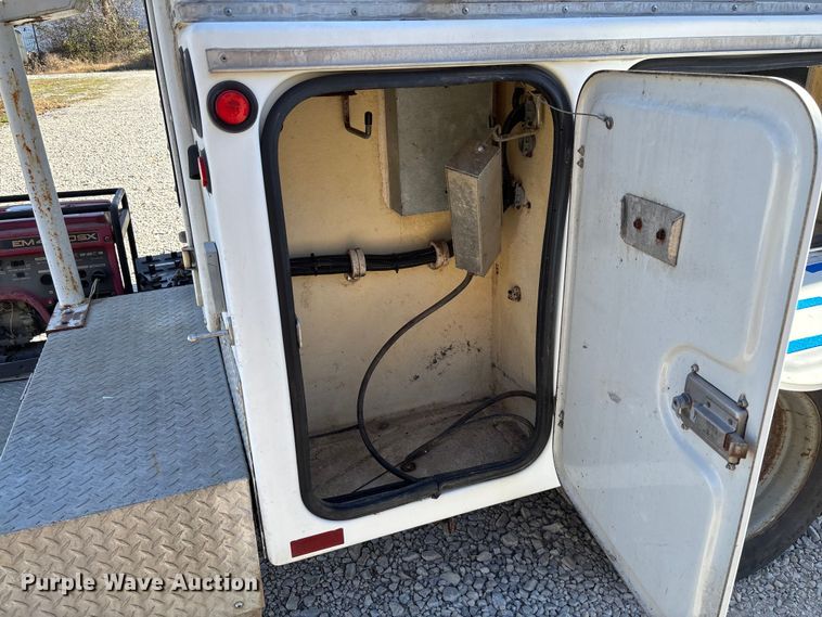 image for item EV3282 1999 Ford F450 Super Duty bucket truck