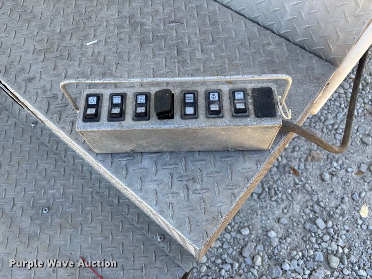 image for item EV3282 1999 Ford F450 Super Duty bucket truck