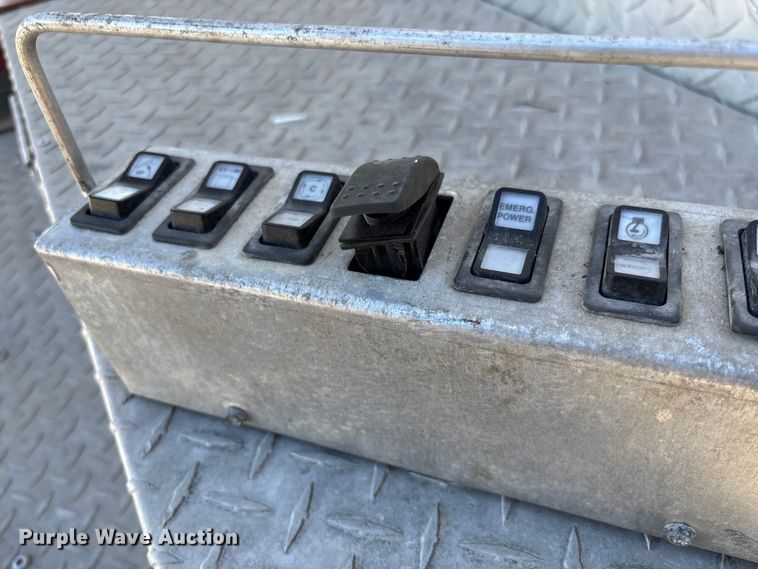 image for item EV3282 1999 Ford F450 Super Duty bucket truck