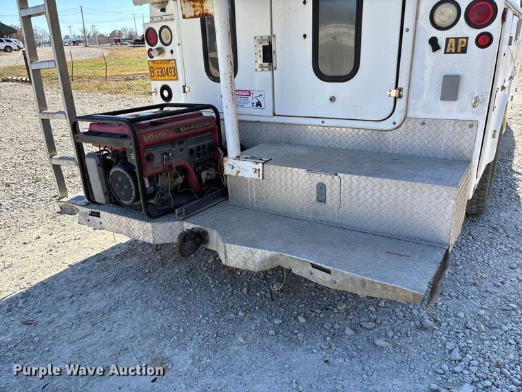 image for item EV3282 1999 Ford F450 Super Duty bucket truck