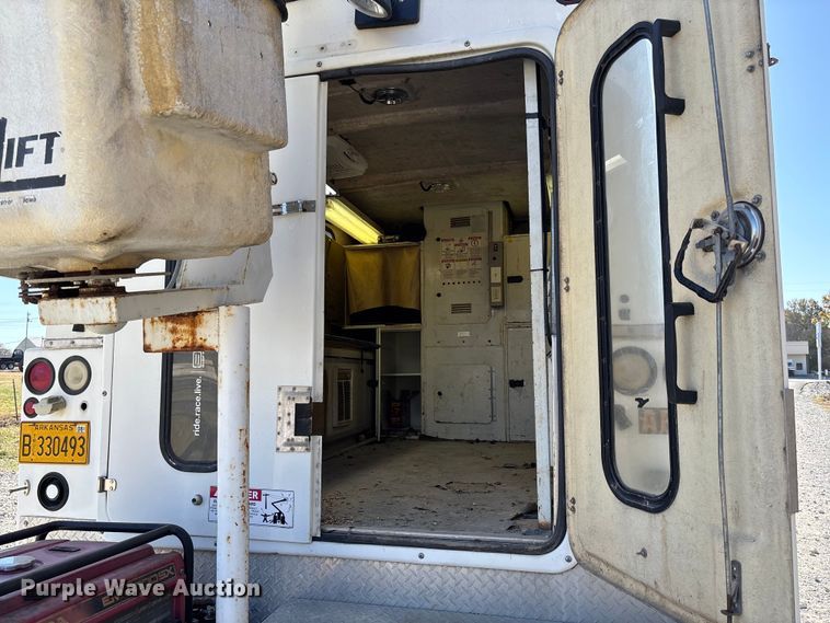 image for item EV3282 1999 Ford F450 Super Duty bucket truck