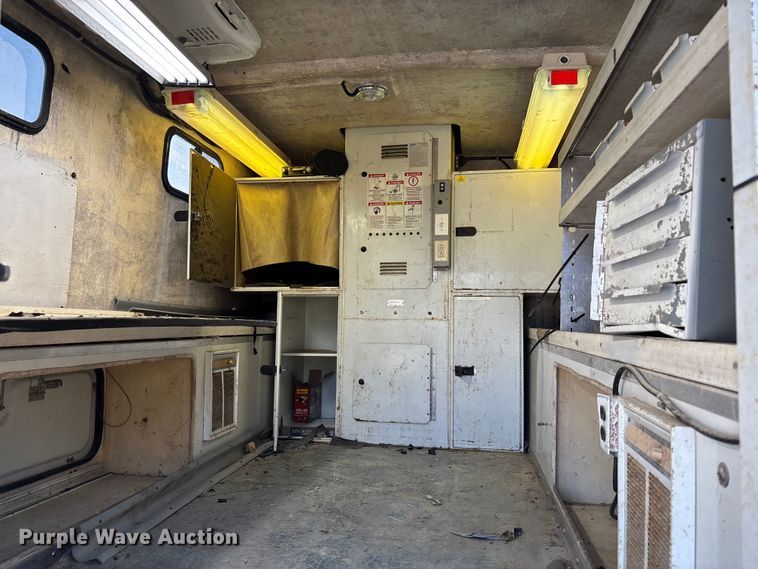 image for item EV3282 1999 Ford F450 Super Duty bucket truck