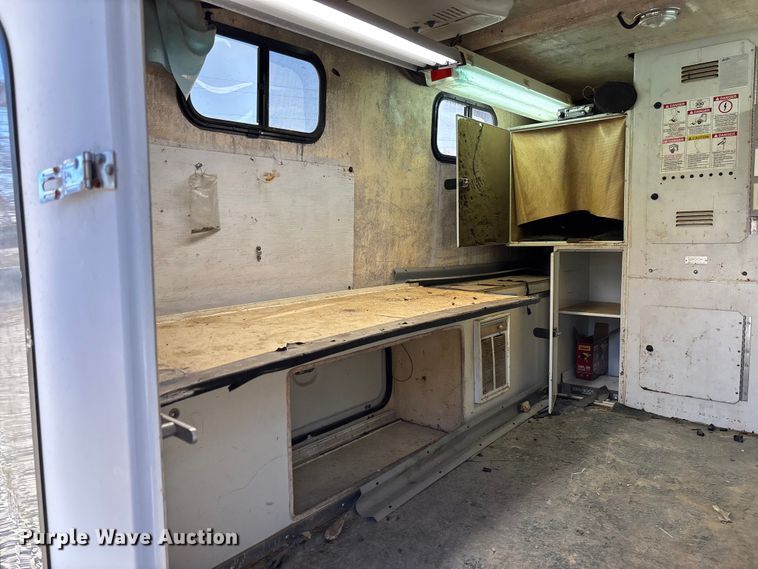 image for item EV3282 1999 Ford F450 Super Duty bucket truck