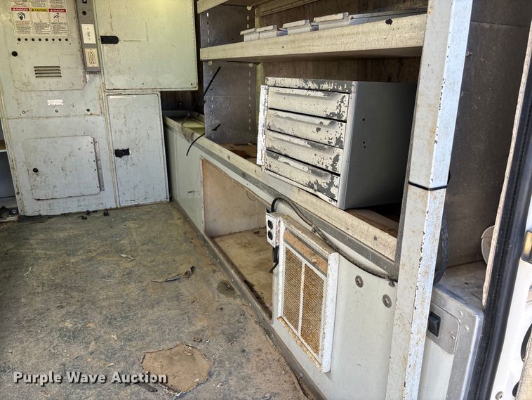 image for item EV3282 1999 Ford F450 Super Duty bucket truck