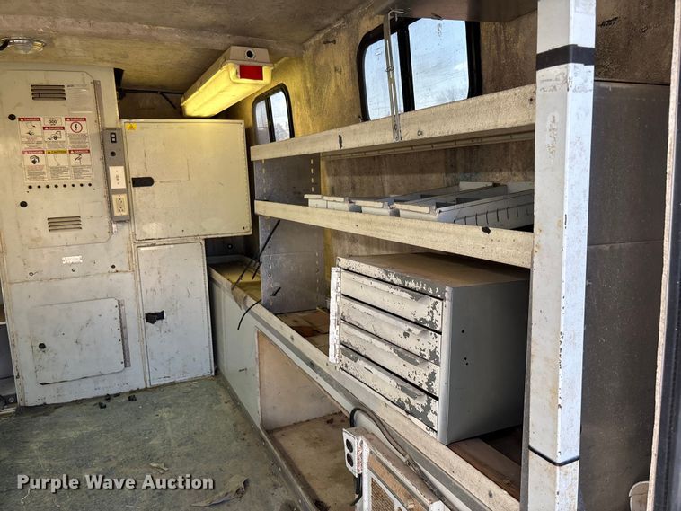 image for item EV3282 1999 Ford F450 Super Duty bucket truck