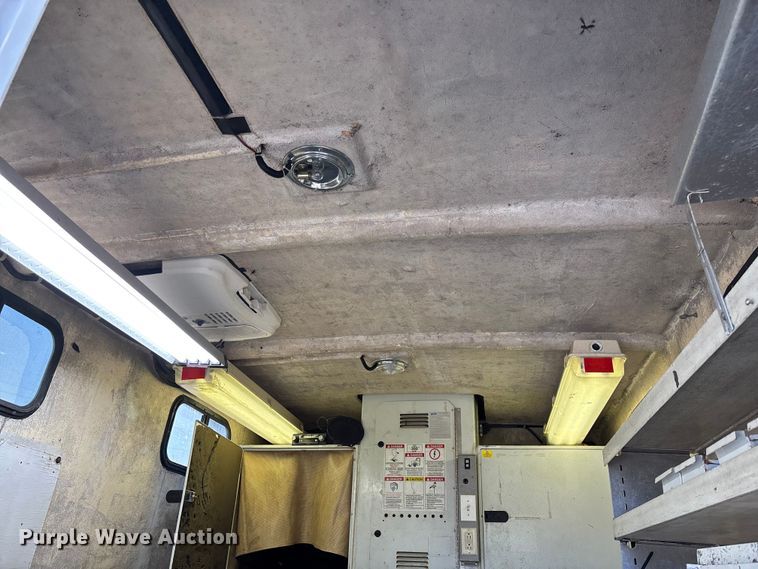 image for item EV3282 1999 Ford F450 Super Duty bucket truck