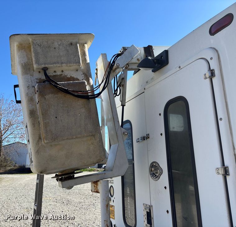 image for item EV3282 1999 Ford F450 Super Duty bucket truck