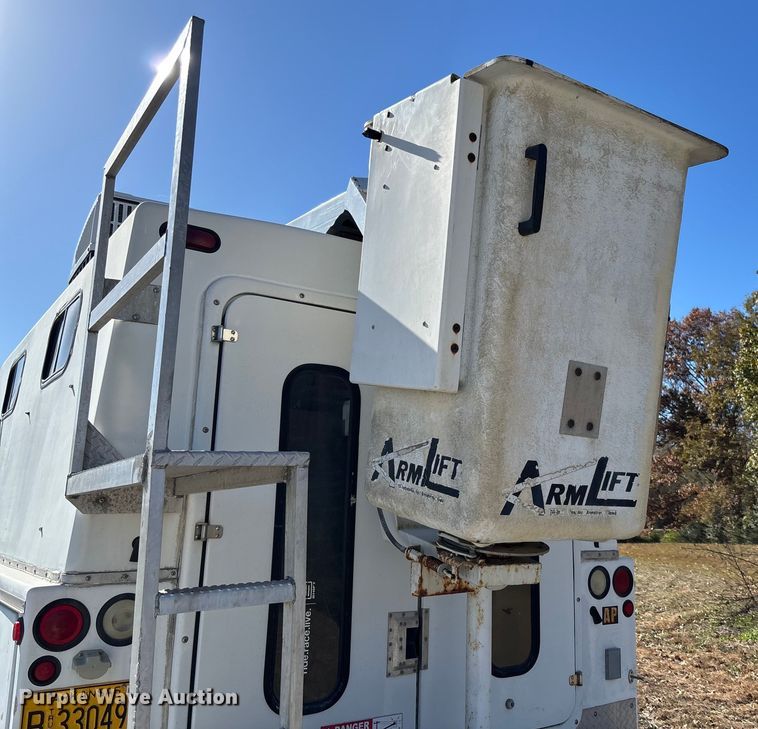 image for item EV3282 1999 Ford F450 Super Duty bucket truck