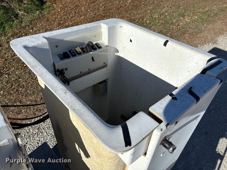 image for item EV3282 1999 Ford F450 Super Duty bucket truck