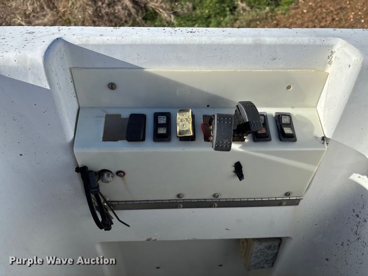 image for item EV3282 1999 Ford F450 Super Duty bucket truck