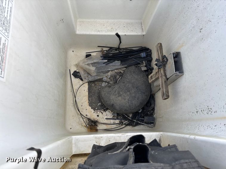 image for item EV3282 1999 Ford F450 Super Duty bucket truck