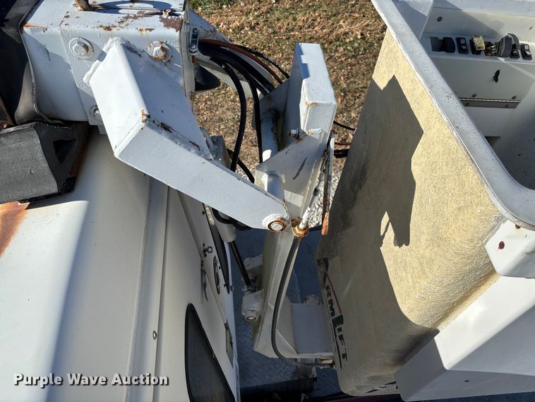 image for item EV3282 1999 Ford F450 Super Duty bucket truck