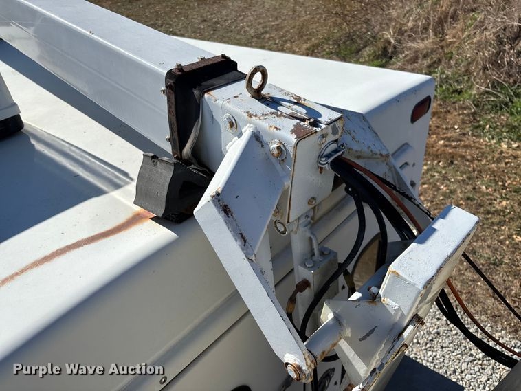 image for item EV3282 1999 Ford F450 Super Duty bucket truck