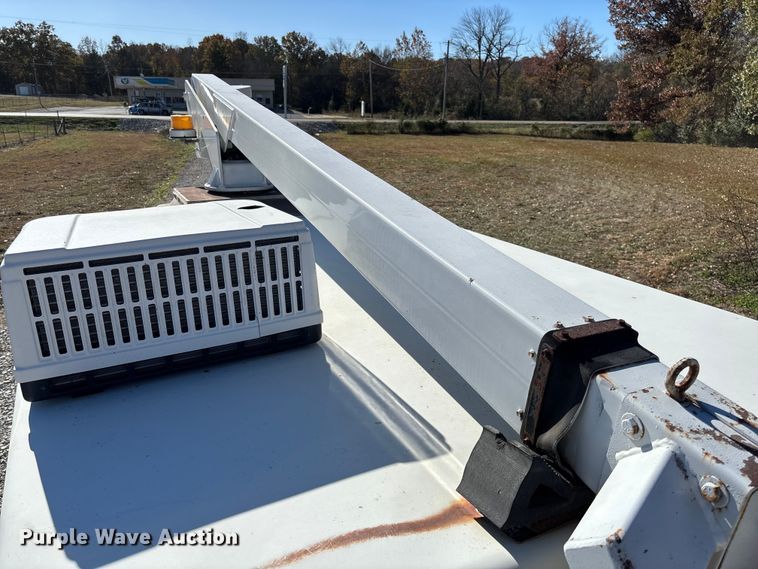 image for item EV3282 1999 Ford F450 Super Duty bucket truck