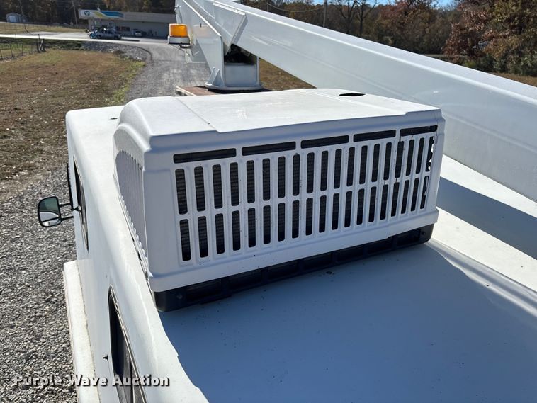 image for item EV3282 1999 Ford F450 Super Duty bucket truck