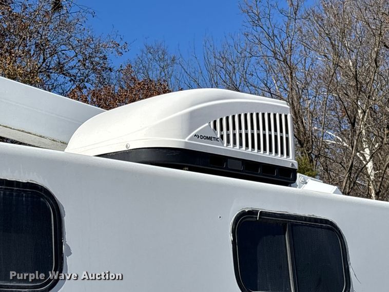 image for item EV3282 1999 Ford F450 Super Duty bucket truck