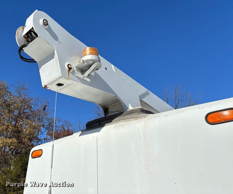 image for item EV3282 1999 Ford F450 Super Duty bucket truck