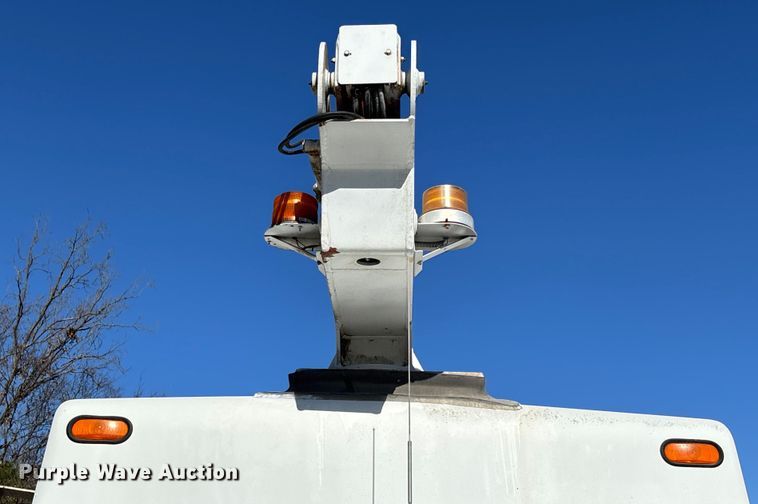 image for item EV3282 1999 Ford F450 Super Duty bucket truck