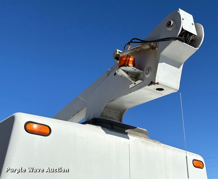 image for item EV3282 1999 Ford F450 Super Duty bucket truck