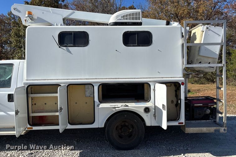 image for item EV3282 1999 Ford F450 Super Duty bucket truck