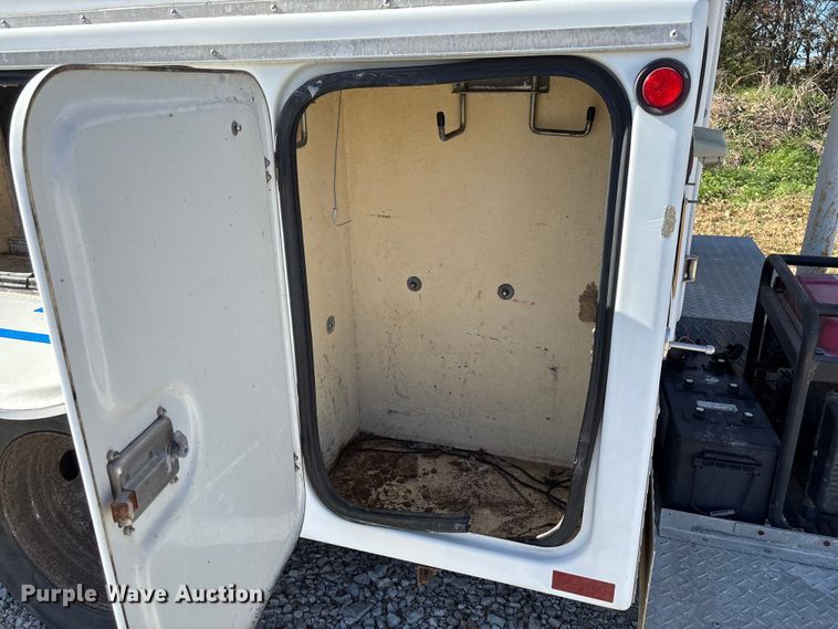 image for item EV3282 1999 Ford F450 Super Duty bucket truck