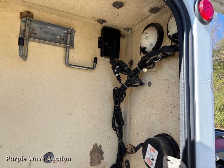 image for item EV3282 1999 Ford F450 Super Duty bucket truck