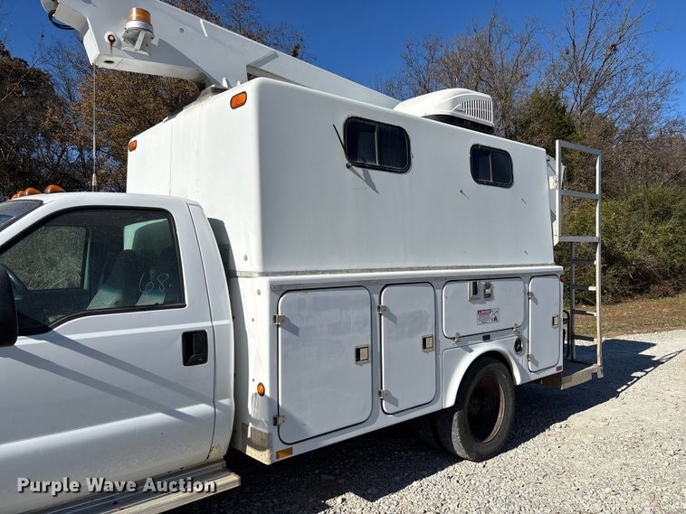 image for item EV3282 1999 Ford F450 Super Duty bucket truck