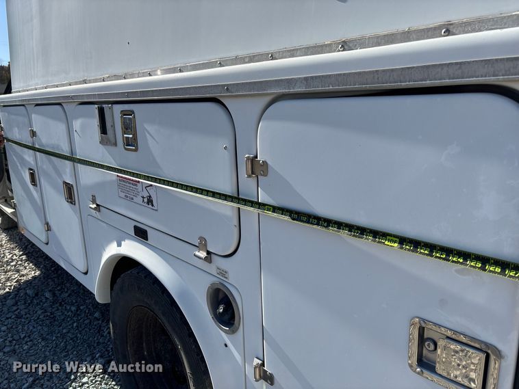 image for item EV3282 1999 Ford F450 Super Duty bucket truck