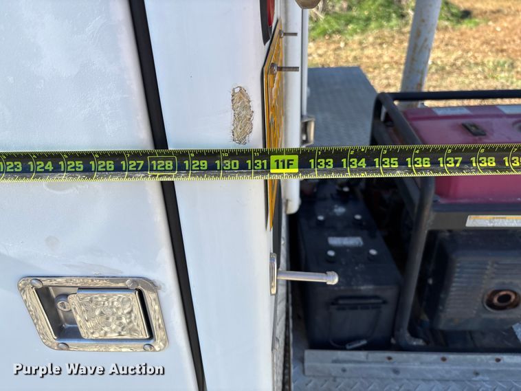 image for item EV3282 1999 Ford F450 Super Duty bucket truck