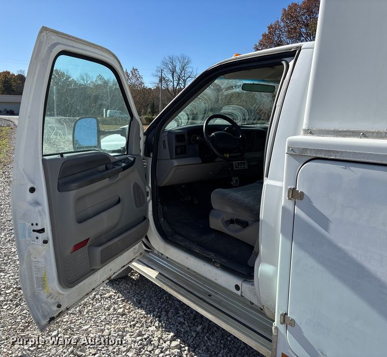 image for item EV3282 1999 Ford F450 Super Duty bucket truck