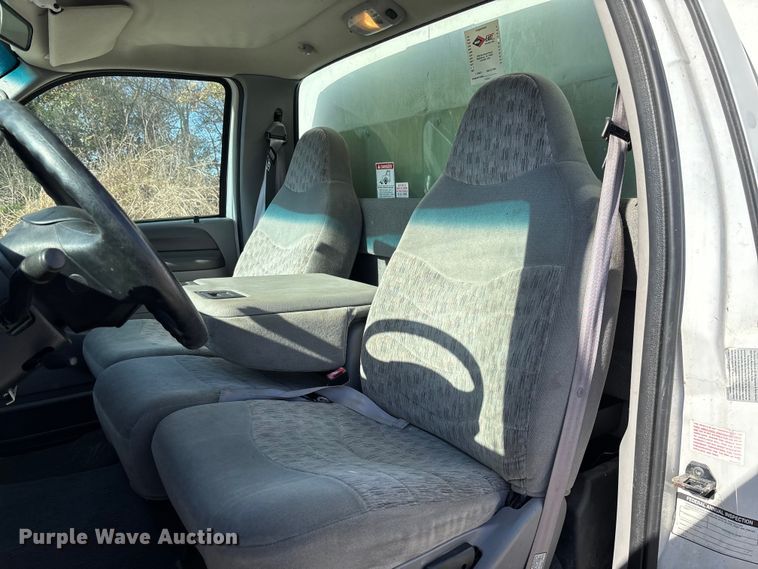 image for item EV3282 1999 Ford F450 Super Duty bucket truck