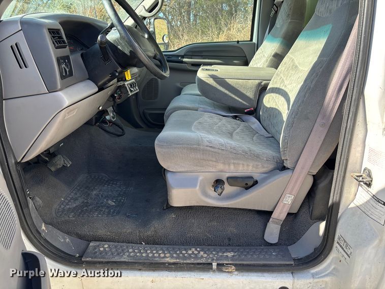 image for item EV3282 1999 Ford F450 Super Duty bucket truck