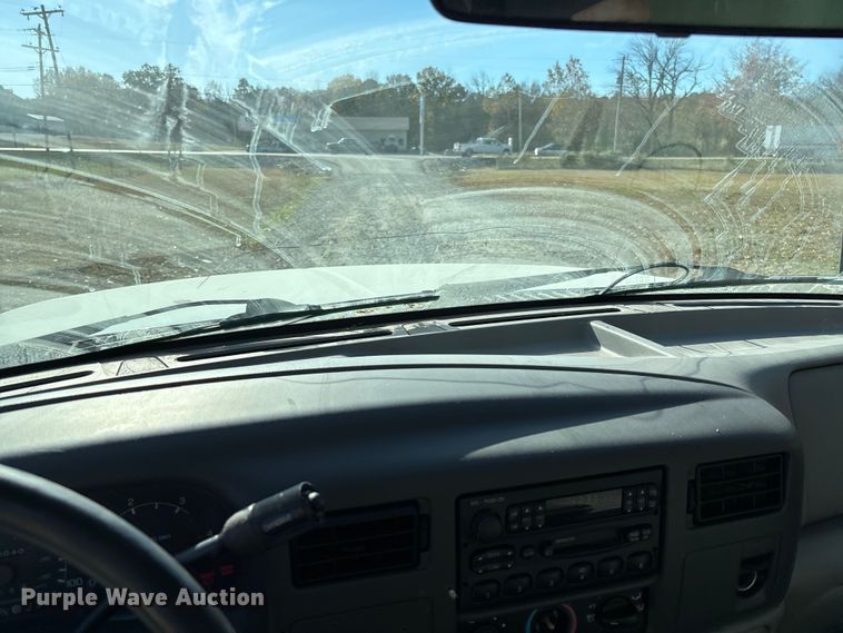 image for item EV3282 1999 Ford F450 Super Duty bucket truck