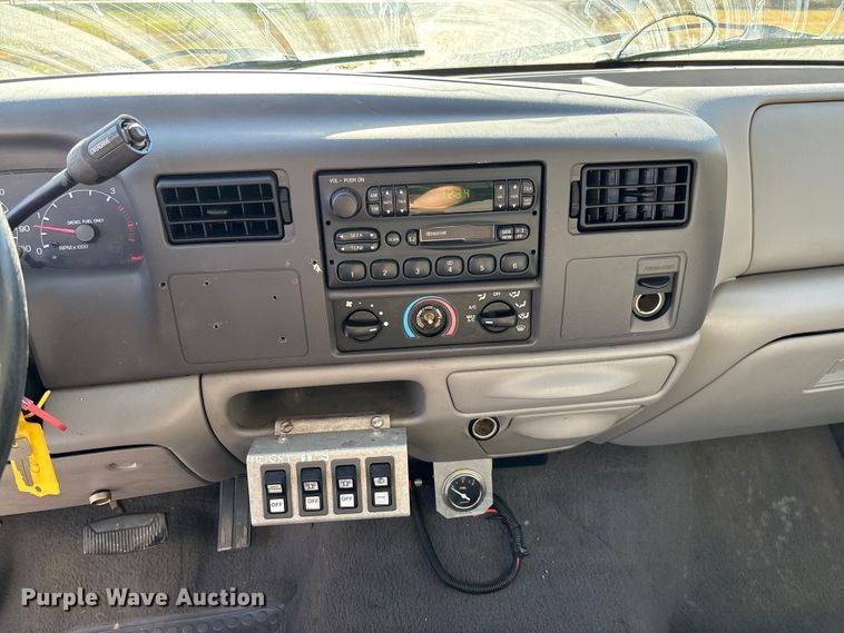 image for item EV3282 1999 Ford F450 Super Duty bucket truck