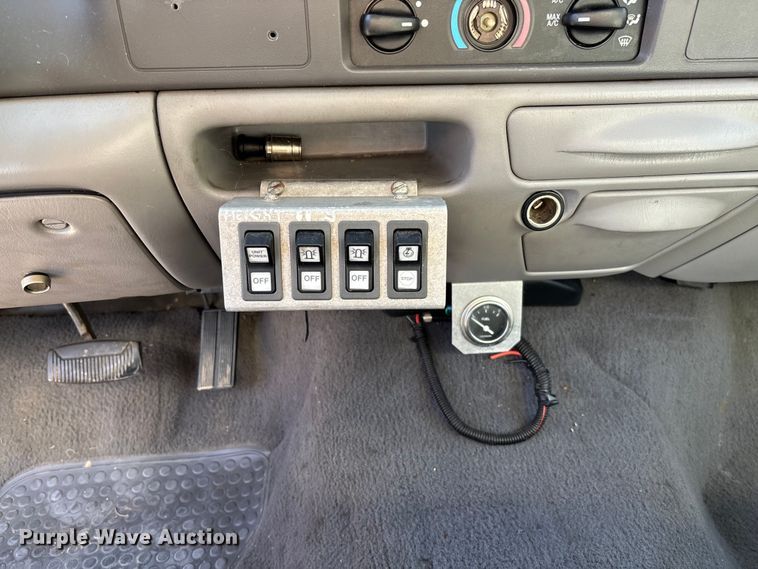 image for item EV3282 1999 Ford F450 Super Duty bucket truck