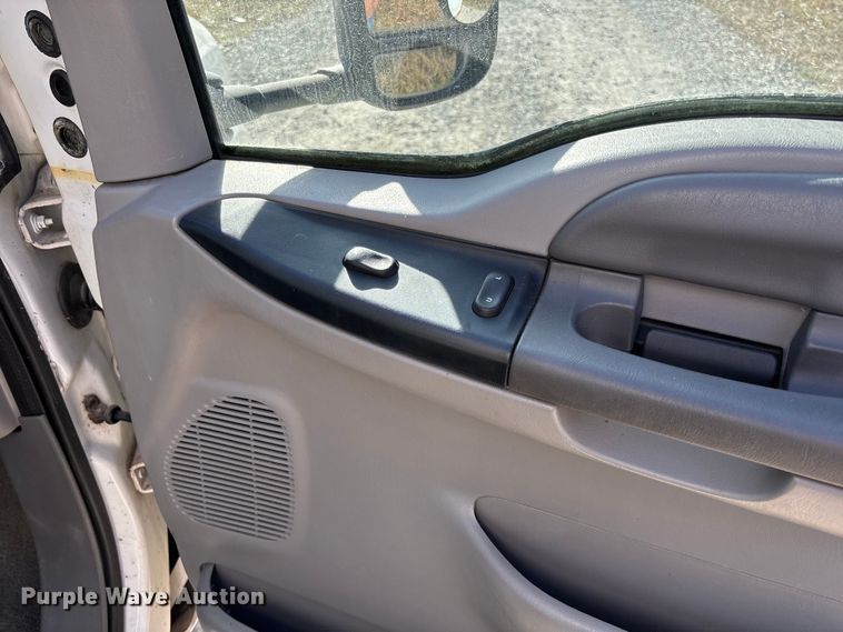 image for item EV3282 1999 Ford F450 Super Duty bucket truck