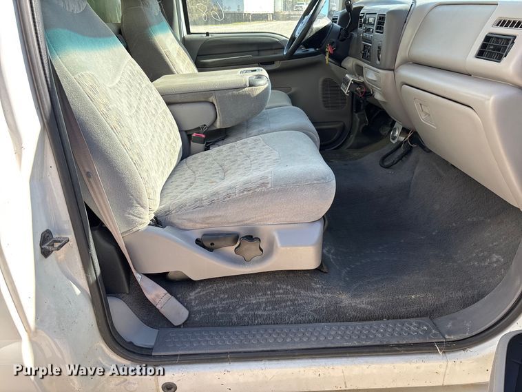 image for item EV3282 1999 Ford F450 Super Duty bucket truck