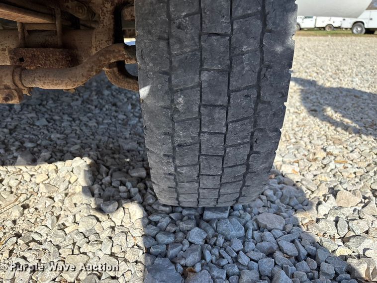 image for item EV3282 1999 Ford F450 Super Duty bucket truck