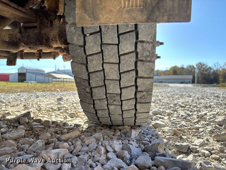 image for item EV3282 1999 Ford F450 Super Duty bucket truck