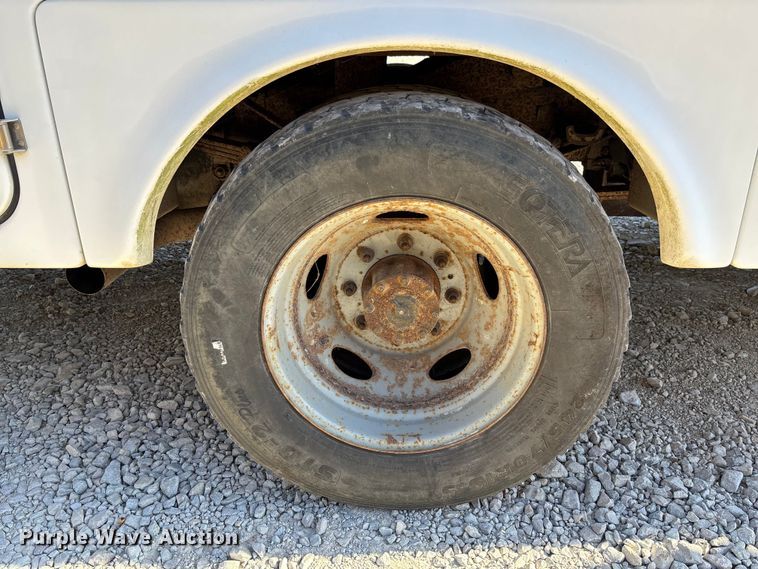 image for item EV3282 1999 Ford F450 Super Duty bucket truck